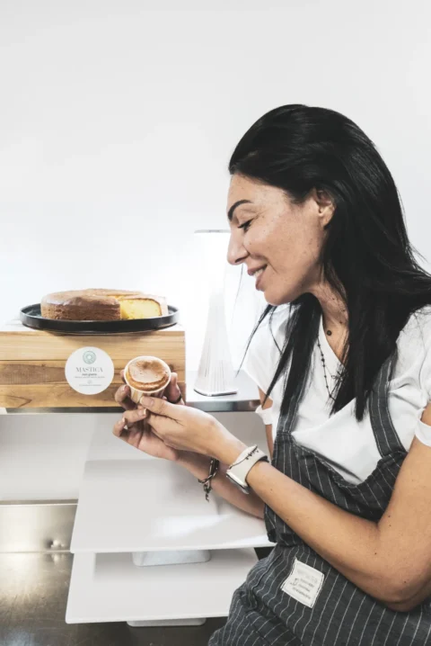 La fondatrice di Mastica con Gusto con un prodotto da forno