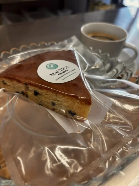 Monoporzione Mastica confezionata accanto al caffè