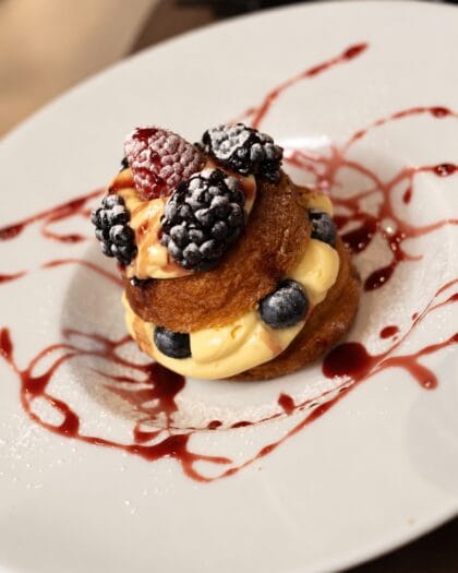 Dessert impiattato con frutti di bosco